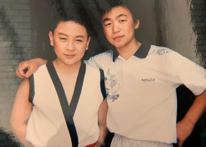 王宝强和释小龙原来是同门师兄,晒儿时旧照引热议