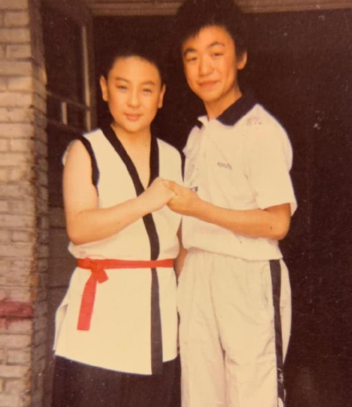 王宝强和释小龙原来是同门师兄,晒儿时旧照引热议