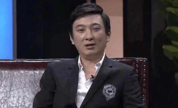 王思聪夜店被偶遇,左拥右抱3名女陪酒,1分钟消费掉一辆宝马车