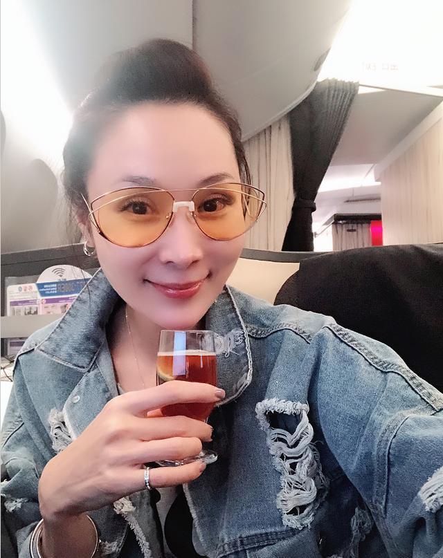 看了焦恩俊48岁妻子近照，才知他们为何恩爱如初，郎才女貌太般配