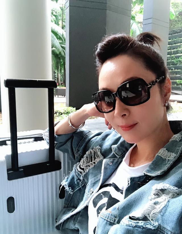 看了焦恩俊48岁妻子近照，才知他们为何恩爱如初，郎才女貌太般配