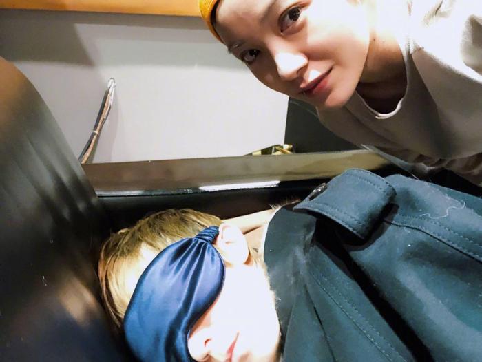 郭采洁郭敬明合影,重要的不是最萌身高差问题,不忘宣传新片