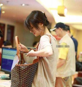 ​郑爽终于换发型了，但这种发型也只有颜值高的才敢这样尝试