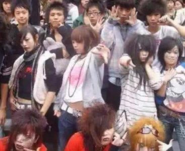 ​13年前的网红“葬爱家族”，剪掉发型活成这样子，网友：心动了