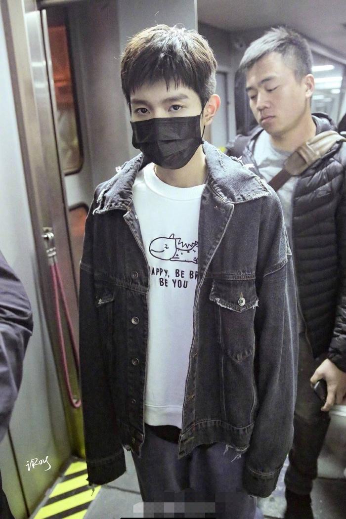 王源换新发型亮相，头发剪短 网友：很man