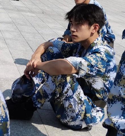 前有刘昊然后有易烊千玺那和明星一起军训是什么感受?