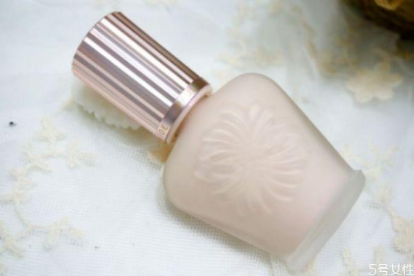 隔离为啥涂起来那么白 隔离霜擦了会很白吗 隔离为啥涂起来那么白 隔离霜擦了会很白吗