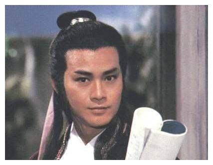 71岁的郑少秋露面,看起来只有40岁,但网友发现他戴的是假发