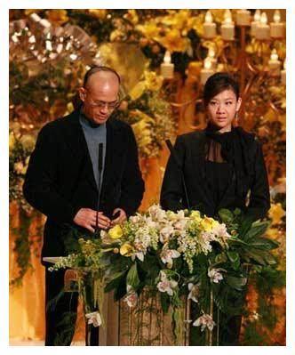 71岁的郑少秋露面,看起来只有40岁,但网友发现他戴的是假发