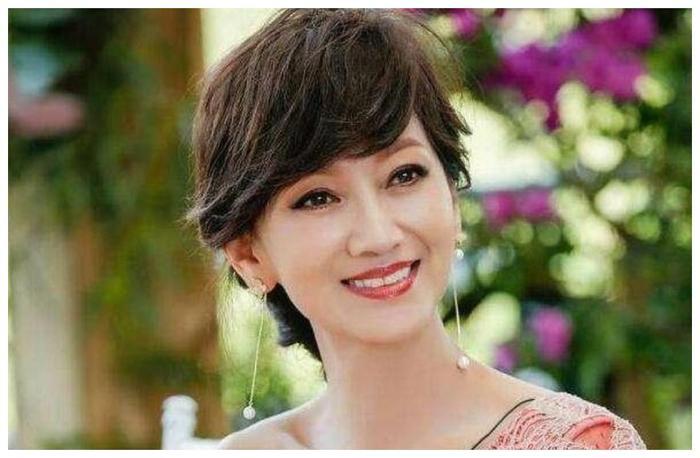 71岁的郑少秋露面,看起来只有40岁,但网友发现他戴的是假发