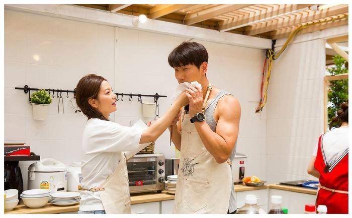 张亮的妻子曝光,气质不输给女明星,怪不得天天会这么优秀