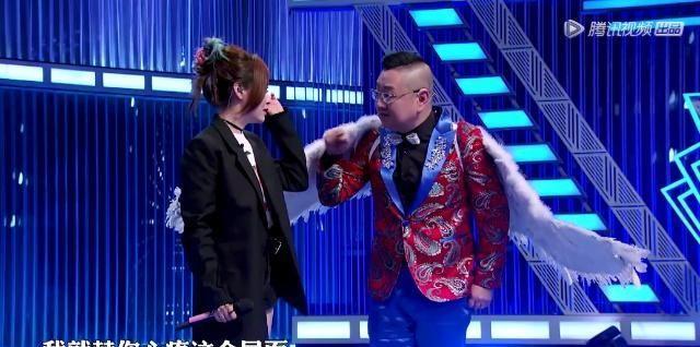 张靓颖参加《吐槽大会》,张绍刚的花衣服白翅膀很上镜!