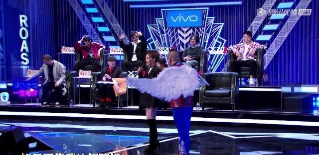 张靓颖参加《吐槽大会》,张绍刚的花衣服白翅膀很上镜!