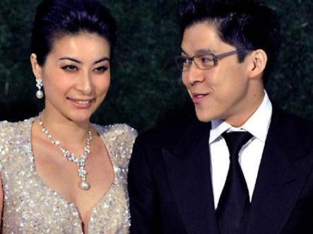 才37岁的郭晶晶为何满头白发，双目几近失明，原因太令人心疼