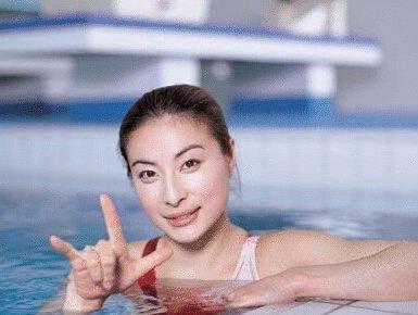 才37岁的郭晶晶为何满头白发，双目几近失明，原因太令人心疼