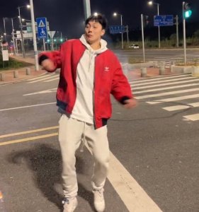 ​嗨了！胡明轩手持窜天猴秀操作，手握加特林展霸气，并与球迷合照