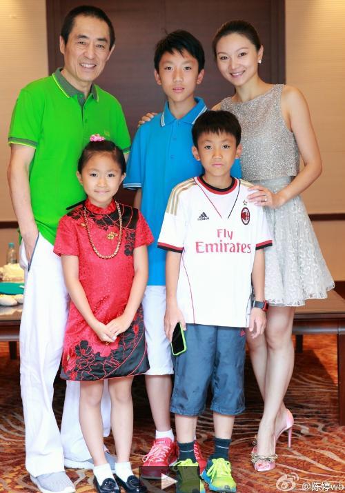 张艺谋小31岁娇妻近照曝光,长相白净可人,网友:我以为是他女儿