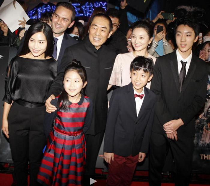 张艺谋小31岁娇妻近照曝光,长相白净可人,网友:我以为是他女儿