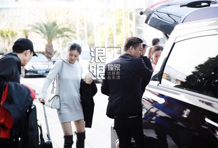 张艺谋小31岁娇妻近照曝光,长相白净可人,网友:我以为是他女儿