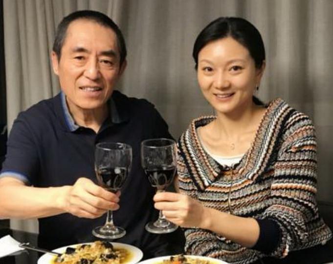 张艺谋小31岁娇妻近照曝光,长相白净可人,网友:我以为是他女儿