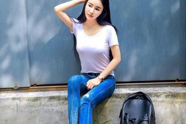 街拍美女:牛仔裤美女穿出时尚魅力的女人风情!