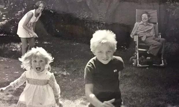 霍金的三个子女都在干啥？天才是如何培养孩子的