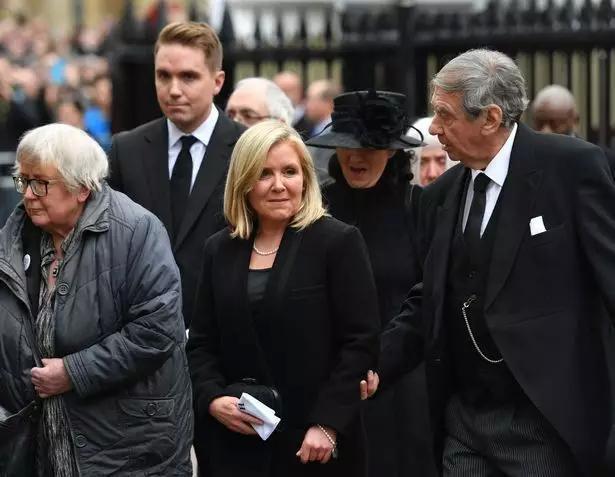 霍金的三个子女都在干啥？天才是如何培养孩子的