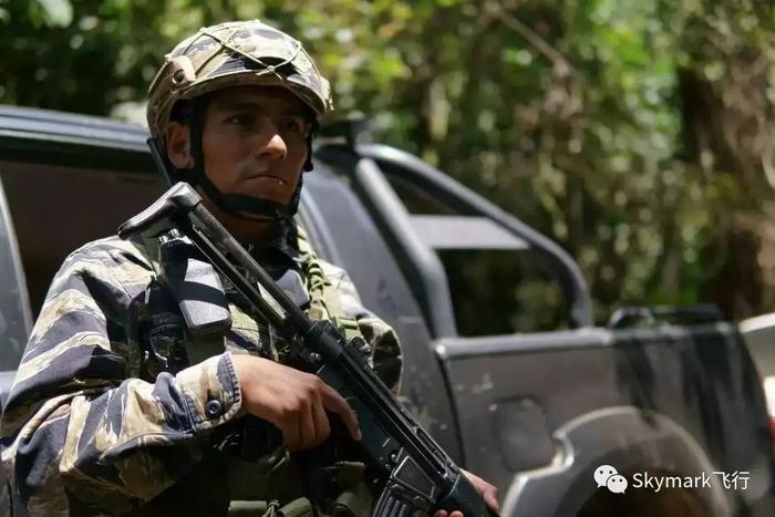 还能这么玩？继被ISIS通缉之后，这对中国夫妻又开着飞机环游了地球