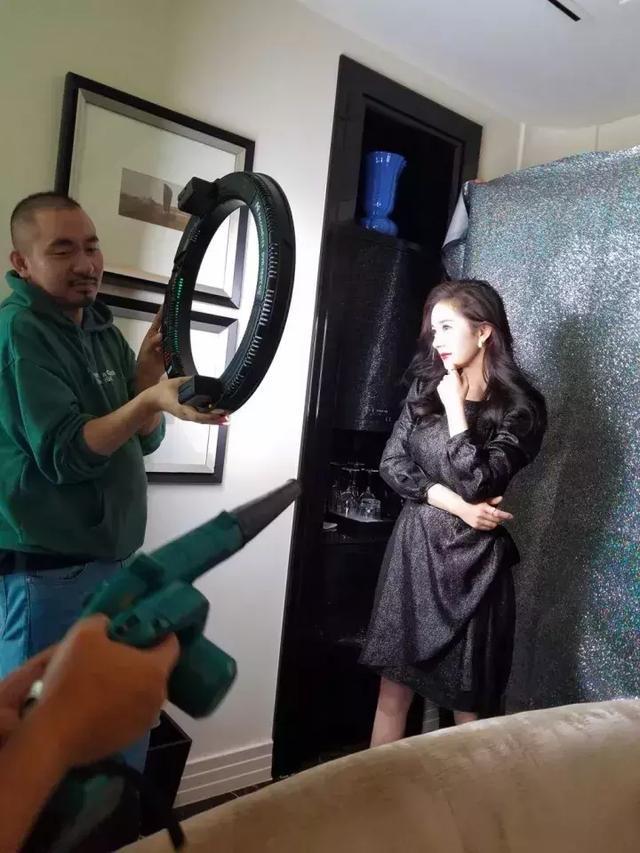 杨幂高清照美如画,你是没看到拍照现场的凌乱画风!