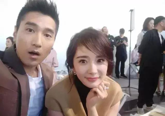 杨幂高清照美如画,你是没看到拍照现场的凌乱画风!