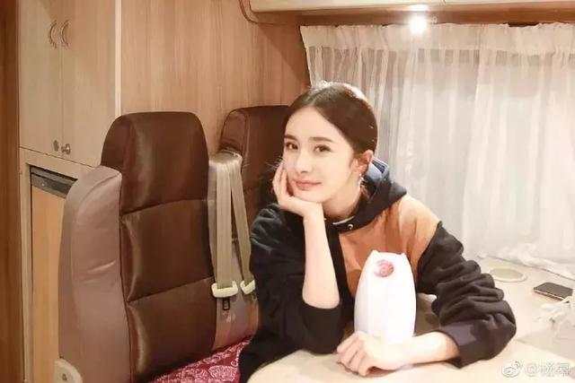 杨幂高清照美如画,你是没看到拍照现场的凌乱画风!