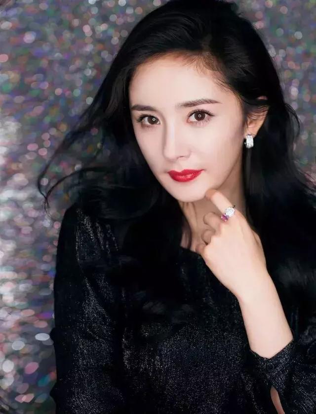 杨幂高清照美如画,你是没看到拍照现场的凌乱画风!