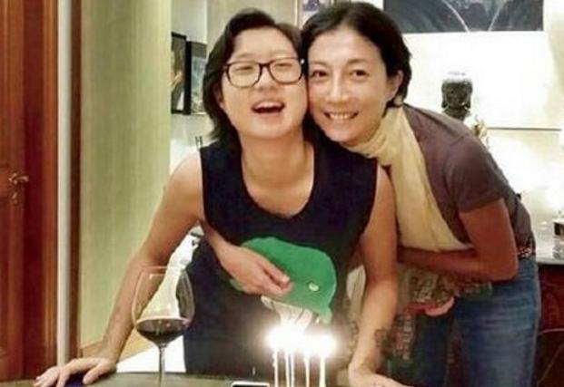 看了吴绮莉年轻时的照片, 终于明白成龙为何会背叛林凤娇了!