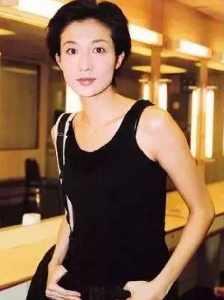看了吴绮莉年轻时的照片, 终于明白成龙为何会背叛林凤娇了!