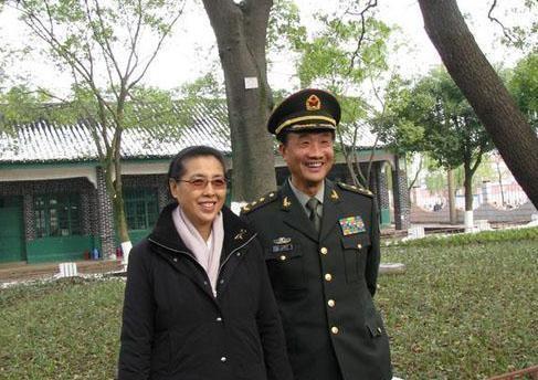 父亲开国元帅,岳父开国少将,他是解放军中将,曾任军区副司令员