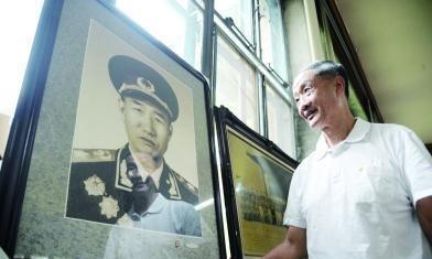 父亲开国元帅,岳父开国少将,他是解放军中将,曾任军区副司令员