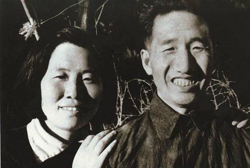 父亲开国元帅,岳父开国少将,他是解放军中将,曾任军区副司令员