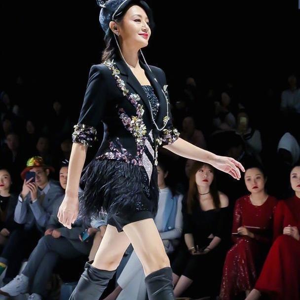 45岁曹颖，性感“猫女”造型秀长腿，却被儿子抢了风头！