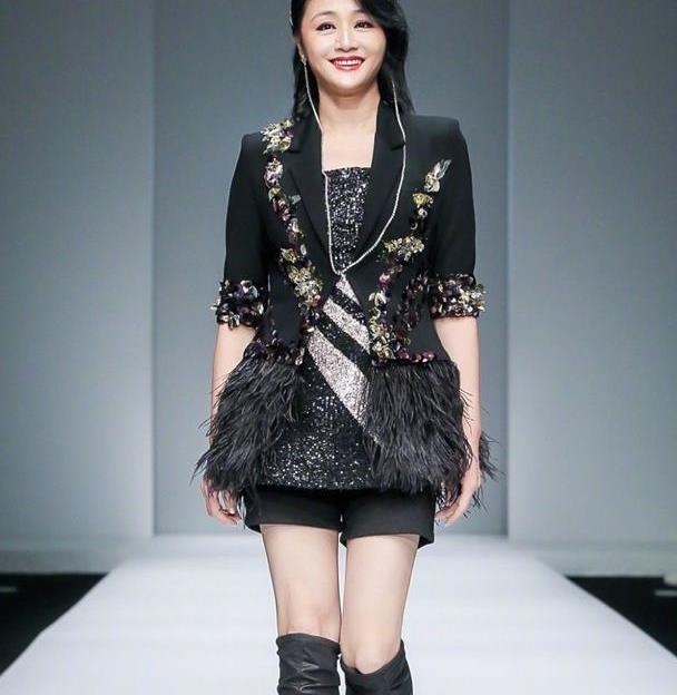 45岁曹颖，性感“猫女”造型秀长腿，却被儿子抢了风头！