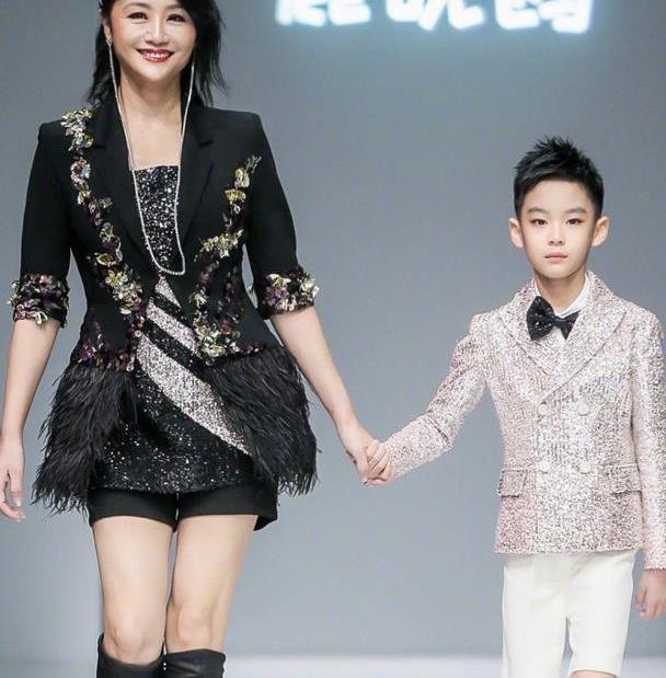 45岁曹颖，性感“猫女”造型秀长腿，却被儿子抢了风头！