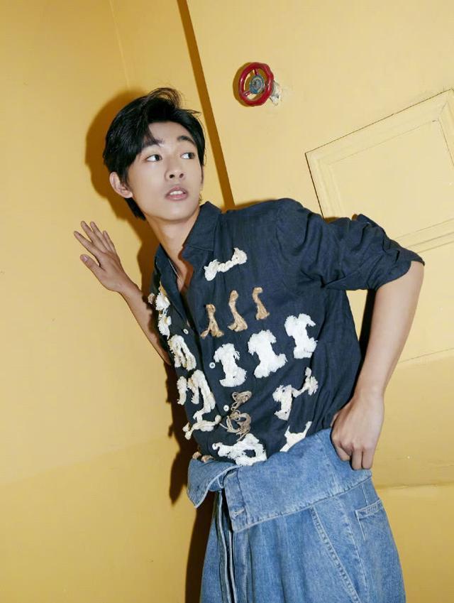 青丘树精迷谷是本色出演吧，回归现代穿“萝卜裙”，这时尚绝了