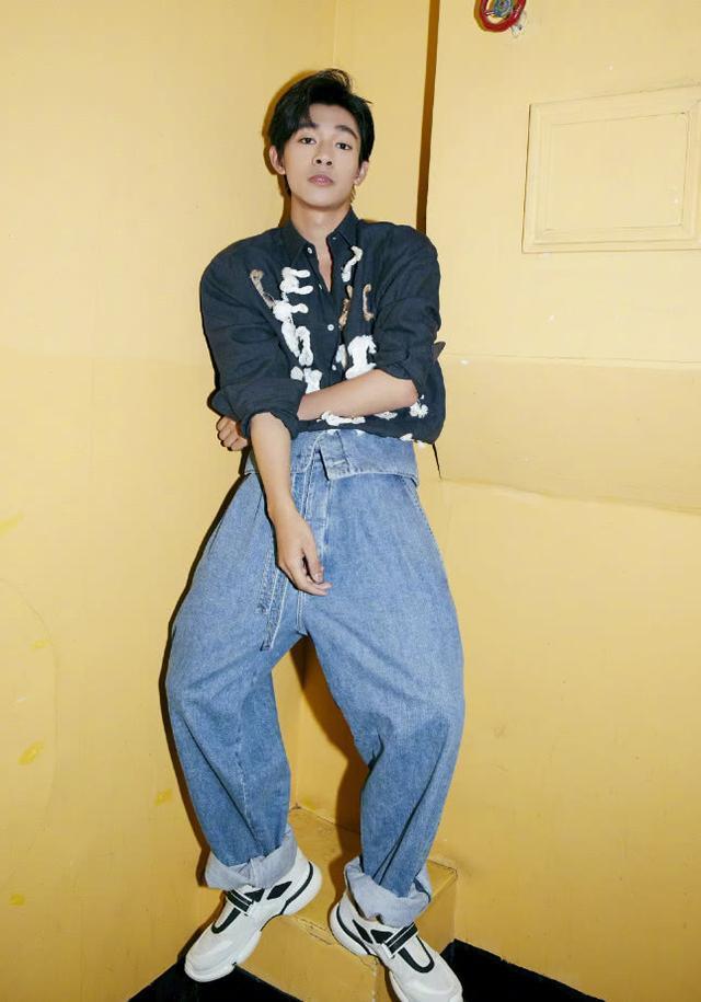 青丘树精迷谷是本色出演吧，回归现代穿“萝卜裙”，这时尚绝了