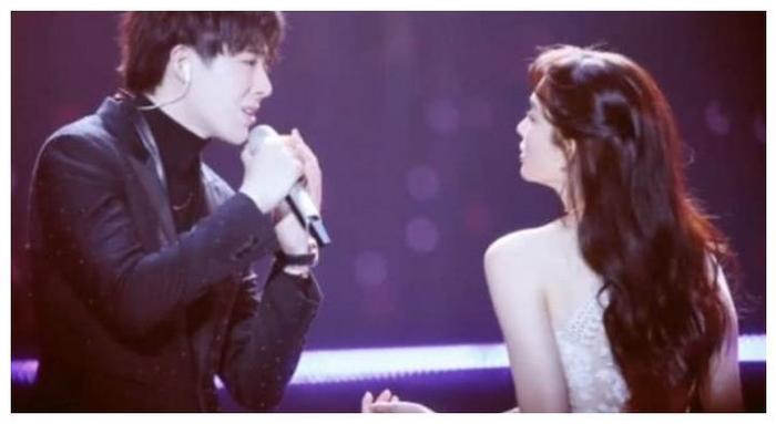 “神仙组合”上线，刘宇宁握住林志玲手的那一刻，网友：太甜了!