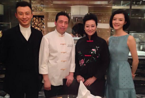 35岁车晓和62岁王丽云近照，母女俩离婚后相依为命，爸爸是他