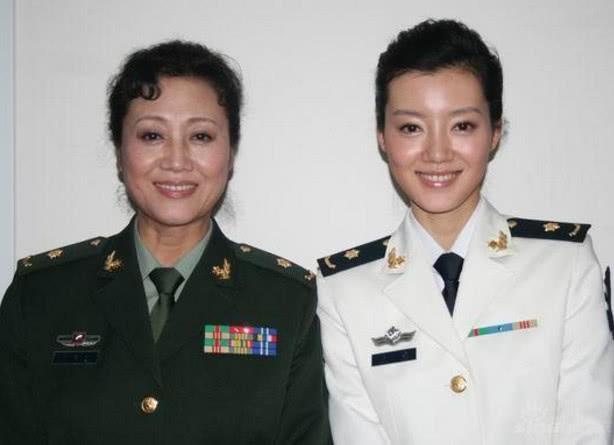 35岁车晓和62岁王丽云近照，母女俩离婚后相依为命，爸爸是他