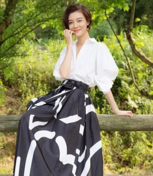 35岁车晓和62岁王丽云近照，母女俩离婚后相依为命，爸爸是他
