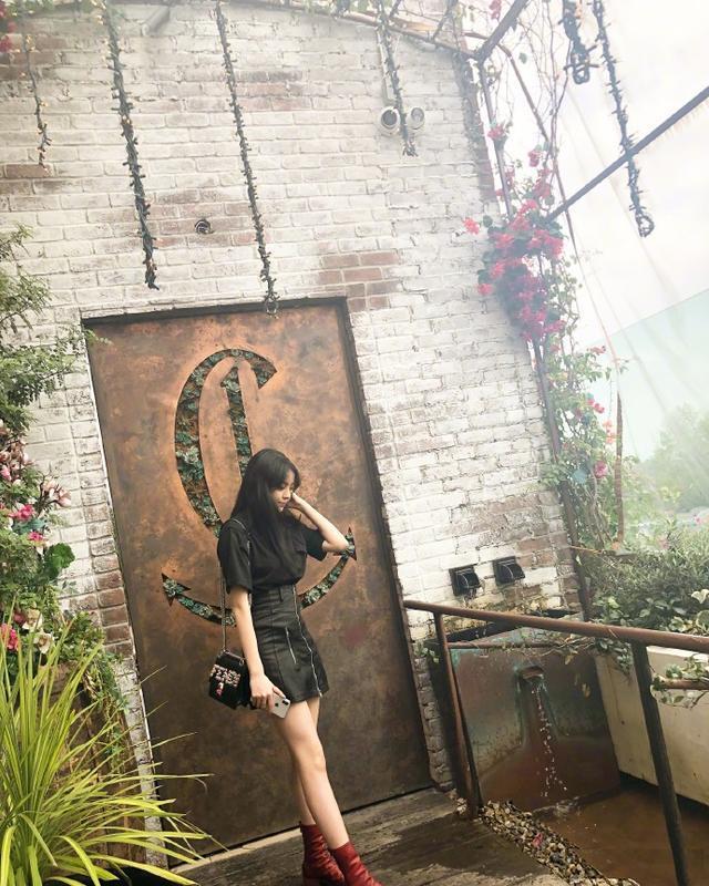 纯天然美!王中磊女儿王文也晒照 与友人合照气质突出!