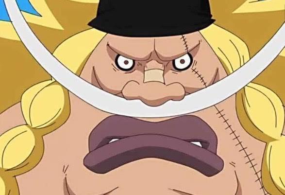 白胡子二世吞下不死鸟果实,背后长出一对翅膀,变异成西方翼龙!