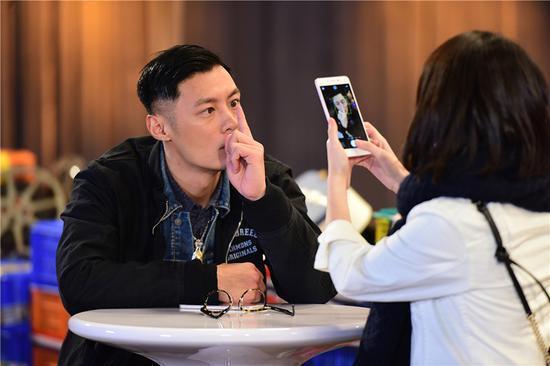 余文乐近照大小眼超严重,网友:他的左眼不会是假的吧?