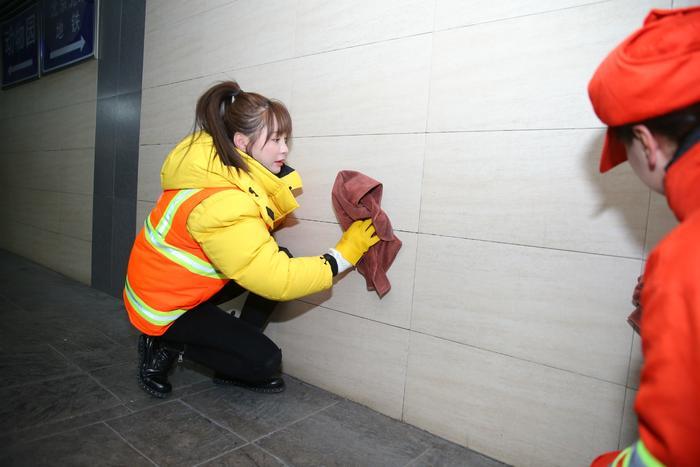 韩红易烊千玺凌晨扫大街 新一轮表情包又来了?